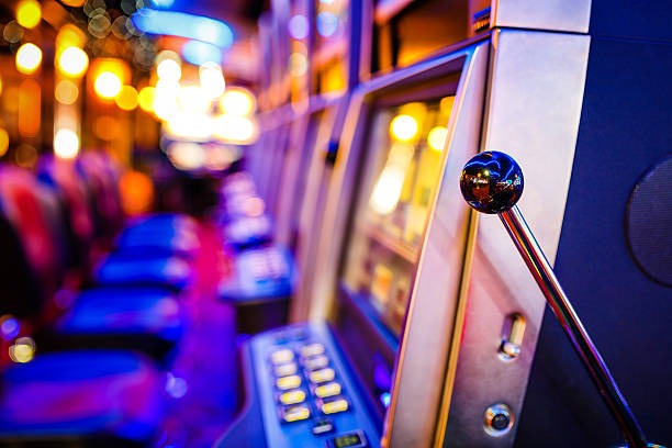 cash 77 platform showing football betting, live tables, and slot games